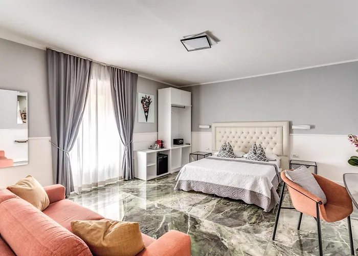 Spanish Step Dream Suites & Cozy Casa
